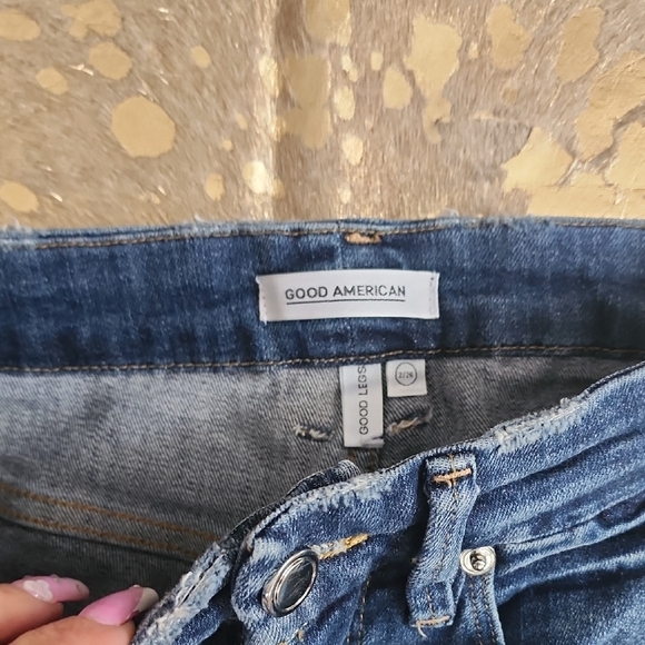 Good American Blue Skinny Jeans with Subtle Fading - Picture 2 of 8